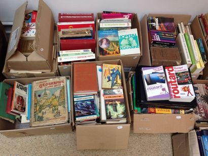 30 cartons de livres brochés ou reliés traitant...