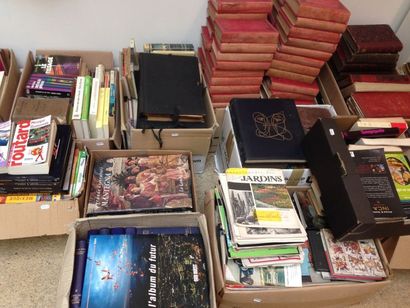 30 cartons de livres brochés ou reliés traitant...