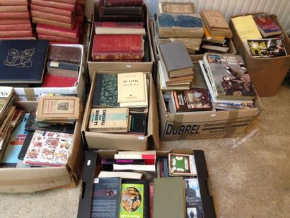 30 cartons de livres brochés ou reliés traitant...