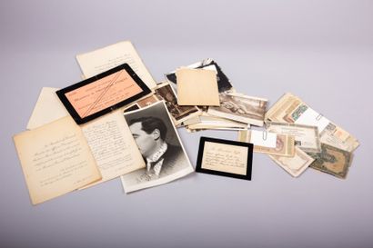 Un lot de billets de banque, cartes postales...