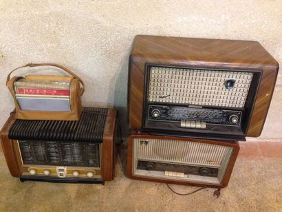 Trois postes radio l'un de marque Schneider...