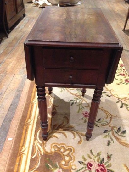 Lot de mobiliers comprenant une table ouvrant...