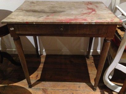 Lot de mobiliers comprenant une table ouvrant...
