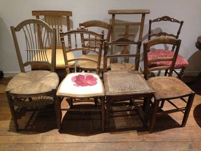 Lot de 8 chaises en bois naturel de différents...