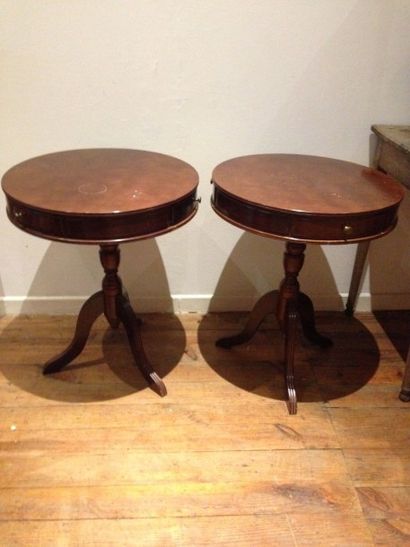 Paire de guéridons en placage de bois ouvrant...