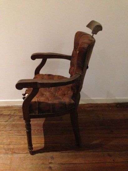 Fauteuil de barbier en bois naturel, le dossier...