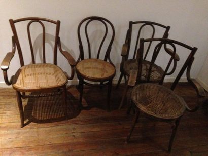 Lot composé de trois fauteuils et une chaise...