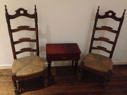 Lot de mobilier composé de:

- paire de chaises...