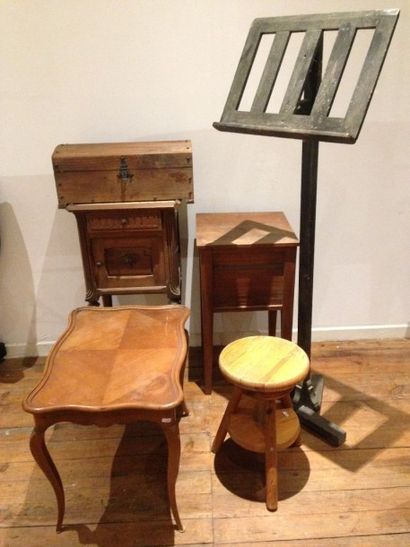 Lot de mobilier composé de : 

- table de...