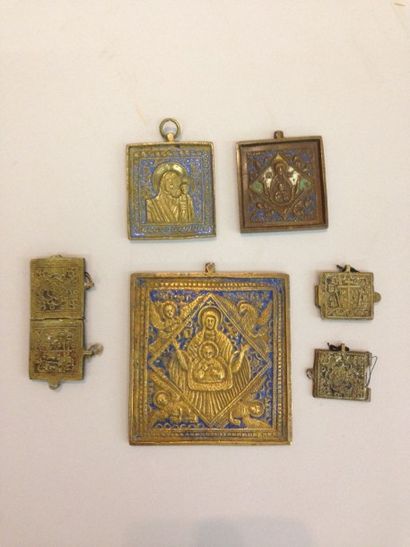 Lot de six pièces en bronze figurant des...