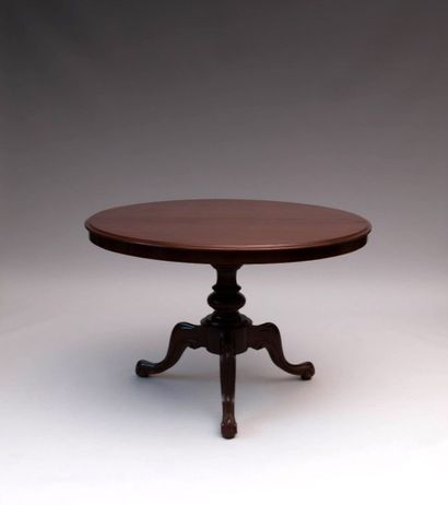 Table de salle à manger en acajou, le plateau
de...