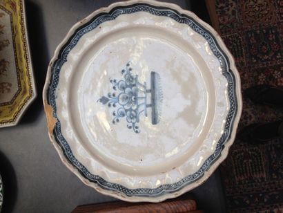 Grand plat en faience à décor à la corbe...