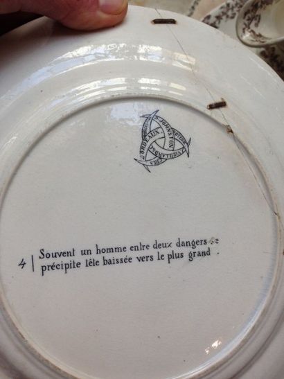 Un lot comprenant une assiette de présentation...
