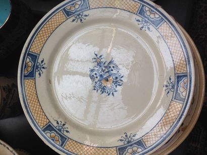 Lot d'assiettes et plats environ 16 pièces...