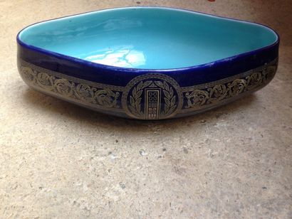 Une jardinière en porcelaine bleu de four...