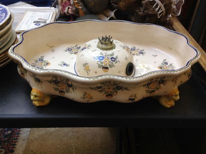 Fontaine centre de table en faience, on y...