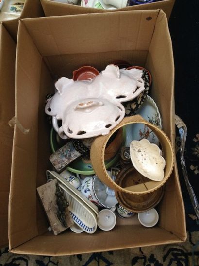Carton de pots à créme, sujets en régule,...