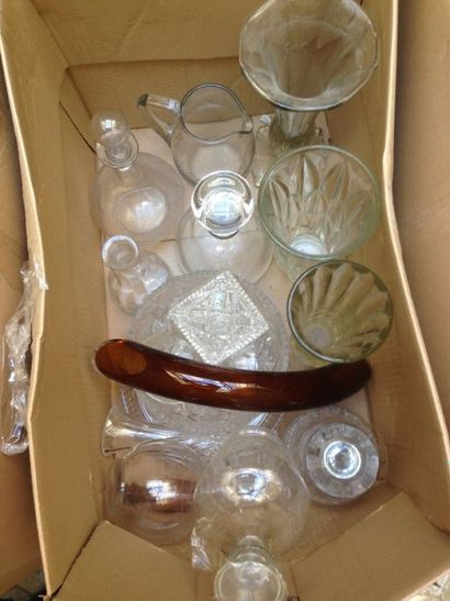Carton de verrerie, vases, carafes et di...