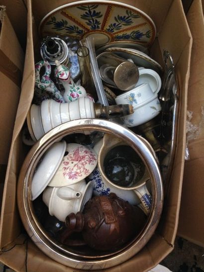 Carton de vaisselle, lampes, shakers et ...