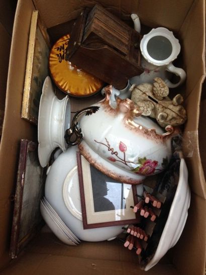 3 cartons de vaiselle, coupe corolle, petits...