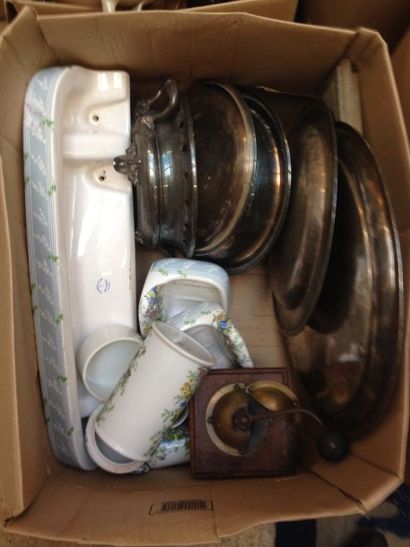 3 cartons de vaiselle, coupe corolle, petits...
