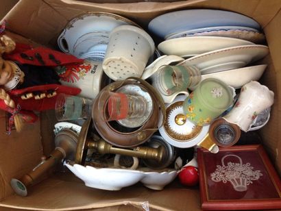 2 cartons de verrerie, vases, plateaux, carafes...
