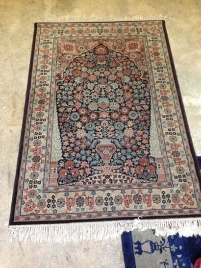 Tapis semi mécanique à décor de fleurs
181...