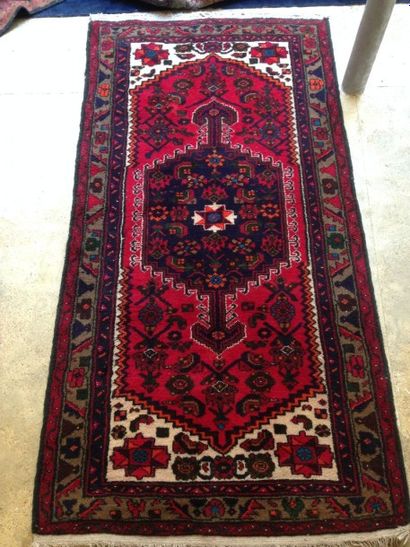 Tapis à fond rouge
2,5 x 1,05 m
