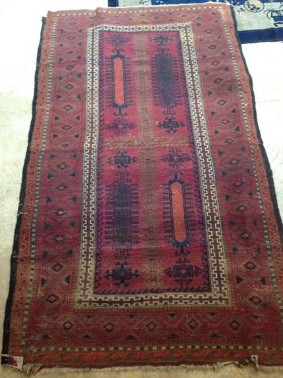 Tapis à fond rouge
198 x 118 cm
