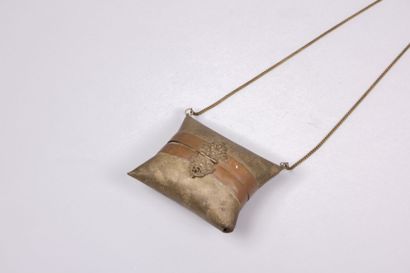 Pochette de soirée avec sa chaîne en

métal...