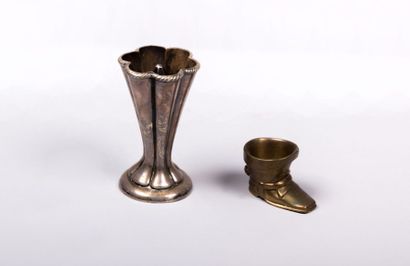 Lot comprenant : 

- Botte Bronze de Vienne...