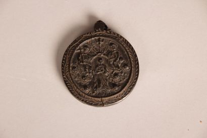 Médaillon en bois sculpté figurant sur une...