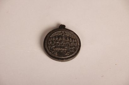 Médaillon en bois sculpté figurant sur une...