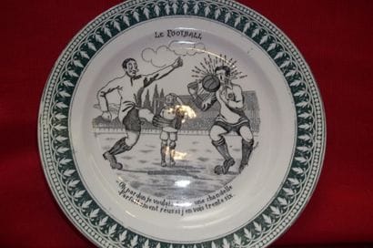 Assiette décorative en faïence de St Amand,...