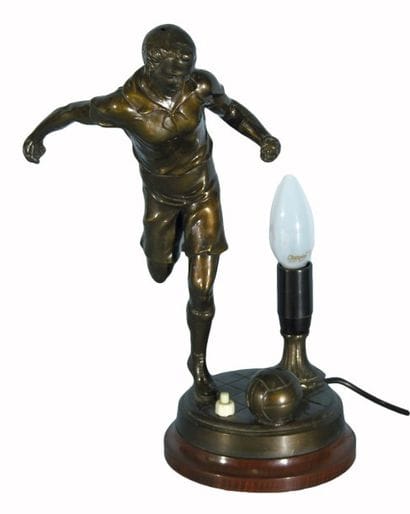 Joueur de football. 

Sculpture en régule...