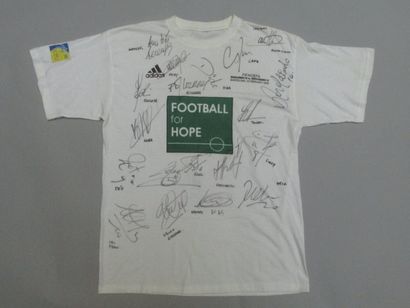Tee shirt dédicacé par les participants au...