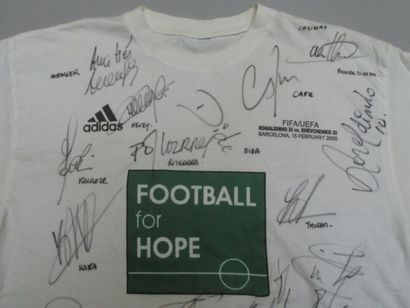 Tee shirt dédicacé par les participants au...