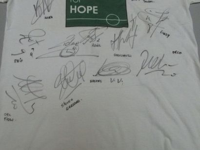 Tee shirt dédicacé par les participants au...