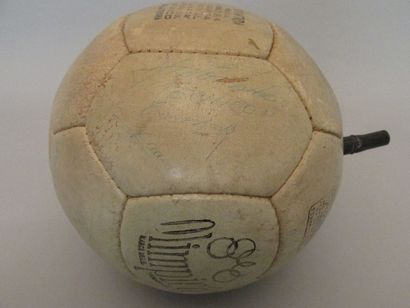 Ballon en cuir de la marque Olimpica utilisé...