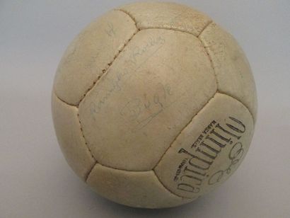 Ballon en cuir de la marque Olimpica utilisé...