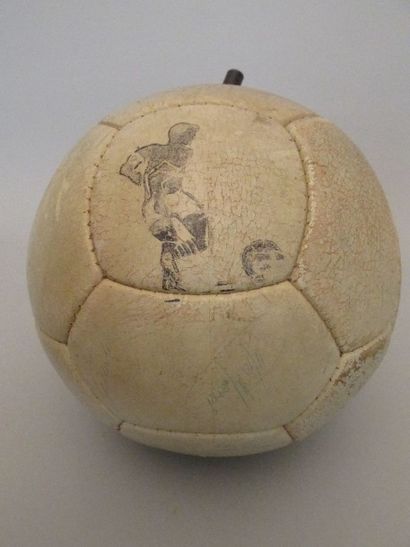 Ballon en cuir de la marque Olimpica utilisé...
