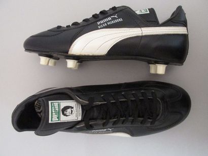 Paire de chaussures de football en cuir portées...