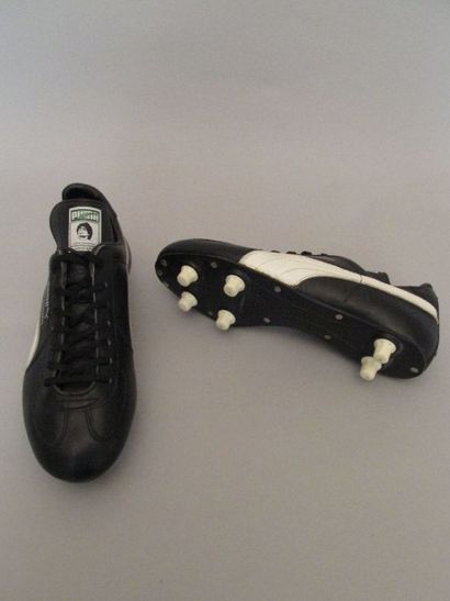 Paire de chaussures de football en cuir portées...