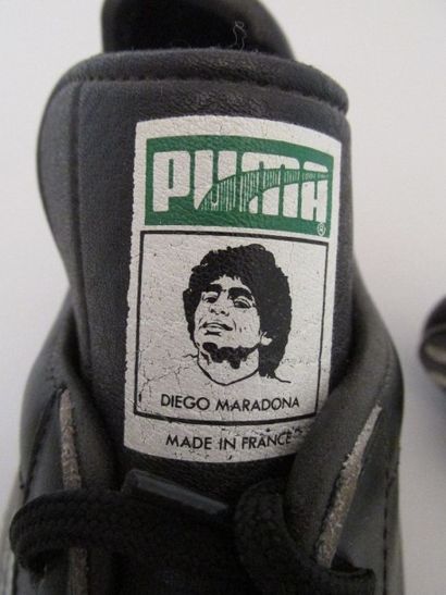 Paire de chaussures de football en cuir portées...