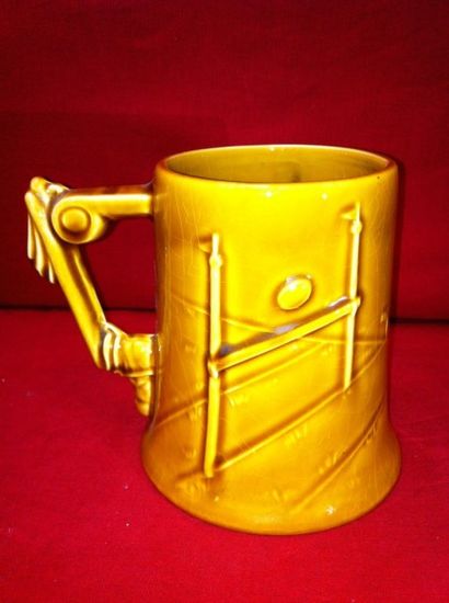 Chope à bière en faience jaune avec joueur...