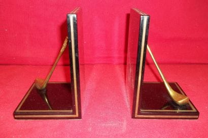 Paire de serre-livres en bois et cuivre.
