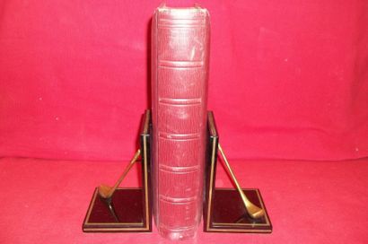 Paire de serre-livres en bois et cuivre.