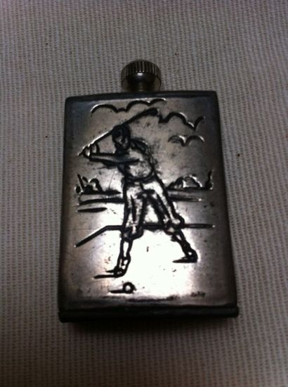 Briquet-pyrogène à décor ciselé d'un golfeur....