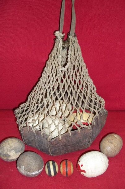 Lot de balles avec son sac à fond de cuir...