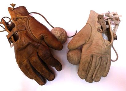 Deux gants de balle-pelote, accompagnés,...